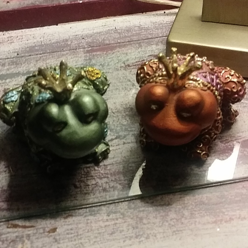 Set of two decorative frogs 🐸